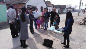 ОБИЛАЗЕ РОМЕ ПО СЕЛИМА: Мобилни тим из Вршца помаже мањинама да се пријаве за вакцину ОБИЛАЗЕ РОМЕ ПО СЕЛИМА: Мобилни тим из Вршца помаже мањинама да се пријаве за вакцину