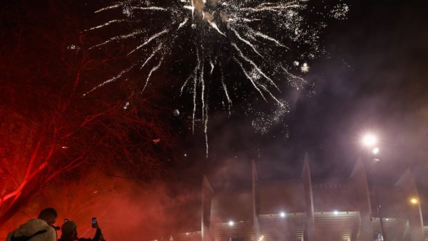 ВАТРОМЕТ ЗА ИГРАЧЕ БАРСЕЛОНЕ: Навијачи ПСЖ-а покушали да поремете сан Каталонцима (ВИДЕО) ВАТРОМЕТ ЗА ИГРАЧЕ БАРСЕЛОНЕ: Навијачи ПСЖ-а покушали да поремете сан Каталонцима (ВИДЕО)