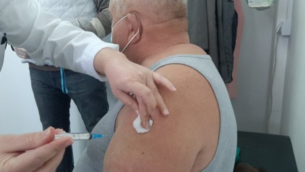 ВАЖНА АКЦИЈА: Волонтери у Мерошини помажу старима да се пријаве за вакцину ВАЖНА АКЦИЈА: Волонтери у Мерошини помажу старима да се пријаве за вакцину