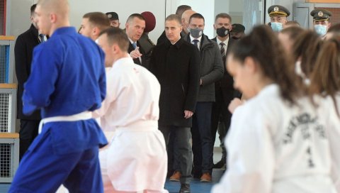 ЗА БОЉУ И КВАЛИТЕТНИЈУ ВОЈНУ САРАДЊУ: Сусрет министара Небојше Стефановића и Драгана Лукача у Бањалуци (ФОТО) ЗА БОЉУ И КВАЛИТЕТНИЈУ ВОЈНУ САРАДЊУ: Сусрет министара Небојше Стефановића и Драгана Лукача у Бањалуци (ФОТО)