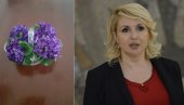 МИРИС ПРОЛЕЋА: Министарку Дарију у кабинету чекало пријатно изненађење МИРИС ПРОЛЕЋА: Министарку Дарију у кабинету чекало пријатно изненађење