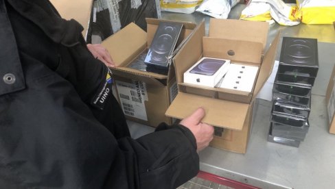“ZATURILI” MOBILNE TELEFONE: Pošiljke iz Kine oduzete od uvoznika “ZATURILI” MOBILNE TELEFONE: Pošiljke iz Kine oduzete od uvoznika