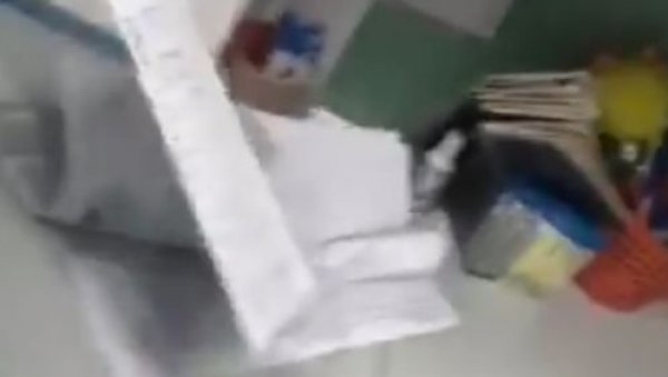 ПАЦИЈЕНТ УПАО У АМБУЛАНТУ: Једну медицинску сестру напао, другој сручио шалтер на главу (ВИДЕО) ПАЦИЈЕНТ УПАО У АМБУЛАНТУ: Једну медицинску сестру напао, другој сручио шалтер на главу (ВИДЕО)