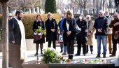 PET GODINA BEZ GAGE NIKOLIĆA: Prijatelji i kolege obeležile tužan datum na Novom groblju (FOTO/VIDEO) PET GODINA BEZ GAGE NIKOLIĆA: Prijatelji i kolege obeležile tužan datum na Novom groblju (FOTO/VIDEO)