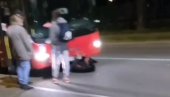 НЕЗАПАМЋЕНА СЦЕНА НА БАЊИЦИ: Прво легао под ауто, па под аутобус на линији 42! (ВИДЕО) НЕЗАПАМЋЕНА СЦЕНА НА БАЊИЦИ: Прво легао под ауто, па под аутобус на линији 42! (ВИДЕО)