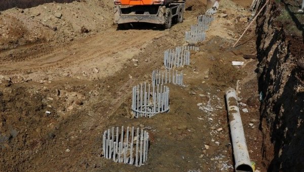 РАДОВИ ГОТОВИ ДО ПОЛОВИНЕ МАЈА: Почела санација клизишта на путу Крагујевац-Баточина РАДОВИ ГОТОВИ ДО ПОЛОВИНЕ МАЈА: Почела санација клизишта на путу Крагујевац-Баточина