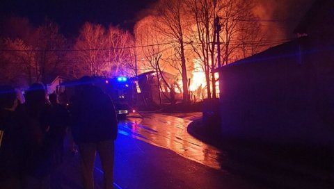 ВЕЛИКИ ПОЖАР У БЕОГРАДУ: Гори барака на Карабурми, ватрена стихија захватила и неколико аутомобила (ФОТО) ВЕЛИКИ ПОЖАР У БЕОГРАДУ: Гори барака на Карабурми, ватрена стихија захватила и неколико аутомобила (ФОТО)