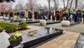 18 ГОДИНА ОД УБИСТВА ЗОРАНА ЂИНЂИЋА: Пријатељи и поштоваоци обележили тужан датум на Новом гробљу (ФОТО/ВИДЕО) 18 ГОДИНА ОД УБИСТВА ЗОРАНА ЂИНЂИЋА: Пријатељи и поштоваоци обележили тужан датум на Новом гробљу (ФОТО/ВИДЕО)
