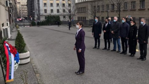 ГОДИШЊИЦА УБИСТВА ПРЕМИЈЕРА ЂИНЂИЋА: Брнабић и чланови Владе Србије положили венце на месту на ком је убијен ГОДИШЊИЦА УБИСТВА ПРЕМИЈЕРА ЂИНЂИЋА: Брнабић и чланови Владе Србије положили венце на месту на ком је убијен