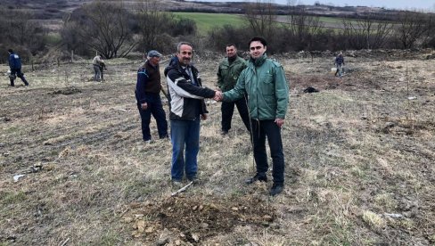 ПОСАДИЛИ ВИШЕ ОД 100 ТОПОЛА: На месту дивље депоније у вршачком селу Марковац ниче парк ПОСАДИЛИ ВИШЕ ОД 100 ТОПОЛА: На месту дивље депоније у вршачком селу Марковац ниче парк