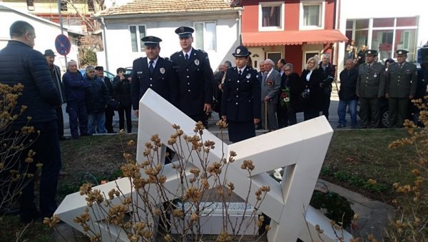 ПИРОЋАНЦИ СЕ СЕЋАЈУ СВОЈИХ ЈЕВРЕЈА: Комеморација крај споменика Сломљене Давидове звезде у Јеврејској улици ПИРОЋАНЦИ СЕ СЕЋАЈУ СВОЈИХ ЈЕВРЕЈА: Комеморација крај споменика Сломљене Давидове звезде у Јеврејској улици
