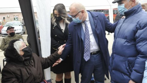 20 МОБИЛНИХ ПУНКТОВА ЗА БЕОГРАЂАНЕ: Почела вакцинација испред месне заједнице Барич 20 МОБИЛНИХ ПУНКТОВА ЗА БЕОГРАЂАНЕ: Почела вакцинација испред месне заједнице Барич