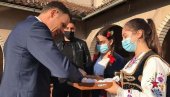 ПОГАЧА И СО И ТОПЛА ДОБРОДОШЛИЦА: Министар Мали у Великом извору код Зајечара ПОГАЧА И СО И ТОПЛА ДОБРОДОШЛИЦА: Министар Мали у Великом извору код Зајечара