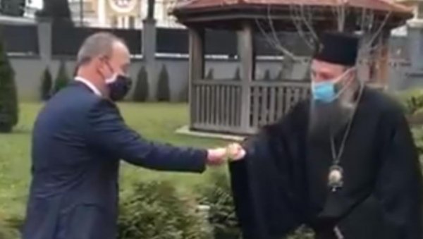СУСРЕТ ПАТРИЈАРХА ПОРФИРИЈА И ГОДФРИЈА: Амбасадор тражио благослов за унапређење односа Србије и САД (ВИДЕО) СУСРЕТ ПАТРИЈАРХА ПОРФИРИЈА И ГОДФРИЈА: Амбасадор тражио благослов за унапређење односа Србије и САД (ВИДЕО)