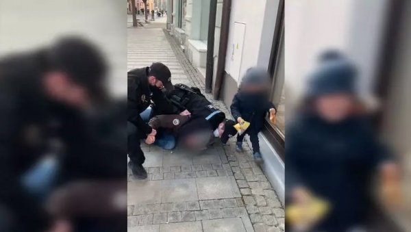 ДРАМАТИЧАН СНИМАК: Полиција обара оца на земљу јер нема маску, дете стоји поред и вришти (ВИДЕО) ДРАМАТИЧАН СНИМАК: Полиција обара оца на земљу јер нема маску, дете стоји поред и вришти (ВИДЕО)