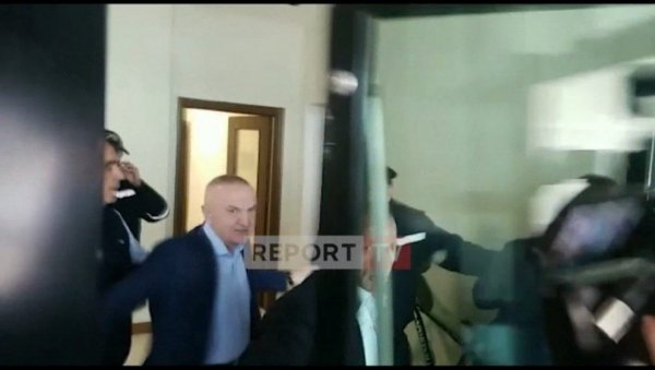 ОПШТИ ХАОС У АЛБАНИЈИ: Председник Мета се сукобио са полицијом, кулминирао сукоб са премијером Рамом? (ВИДЕО) ОПШТИ ХАОС У АЛБАНИЈИ: Председник Мета се сукобио са полицијом, кулминирао сукоб са премијером Рамом? (ВИДЕО)