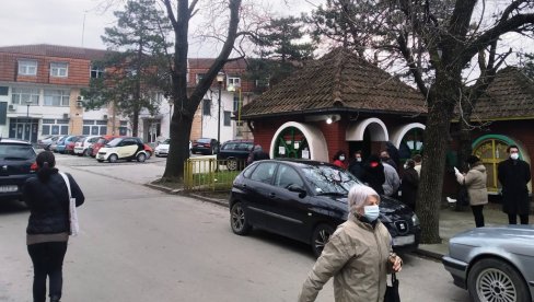 У ПАРАЋИНУ ПРЕКО 170 ПРЕГЛЕДА: Здравствени радници преоптерећени, а дневно се открива шездесетак нових случајева У ПАРАЋИНУ ПРЕКО 170 ПРЕГЛЕДА: Здравствени радници преоптерећени, а дневно се открива шездесетак нових случајева