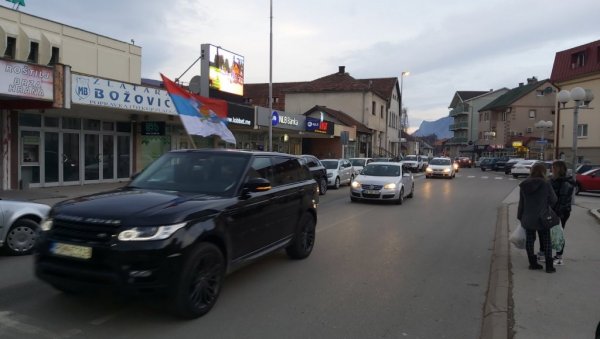 ТУ ЈЕ СВЕ ПОЧЕЛО, ТУ ЋЕ БИТИ МИЛОВ КРАЈ: Величанствена аутолитија у Беранама за подршку српској браћи у Никшићу (ВИДЕО) ТУ ЈЕ СВЕ ПОЧЕЛО, ТУ ЋЕ БИТИ МИЛОВ КРАЈ: Величанствена аутолитија у Беранама за подршку српској браћи у Никшићу (ВИДЕО)