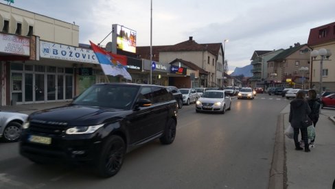 ТУ ЈЕ СВЕ ПОЧЕЛО, ТУ ЋЕ БИТИ МИЛОВ КРАЈ: Величанствена аутолитија у Беранама за подршку српској браћи у Никшићу (ВИДЕО) ТУ ЈЕ СВЕ ПОЧЕЛО, ТУ ЋЕ БИТИ МИЛОВ КРАЈ: Величанствена аутолитија у Беранама за подршку српској браћи у Никшићу (ВИДЕО)