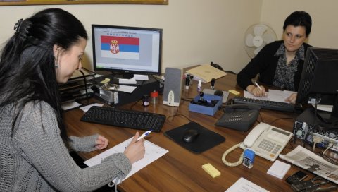ТРЕЋИНА ЋАТА РАДИ ОД КУЋЕ: У епидемији велики број запослених у државној управи канцеларију заменио дневном собом ТРЕЋИНА ЋАТА РАДИ ОД КУЋЕ: У епидемији велики број запослених у државној управи канцеларију заменио дневном собом