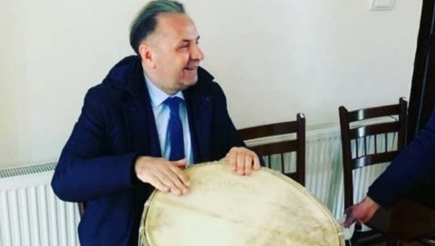 ДОБОШ КАО ГЛАСНИК: Љајић се фотографисао држећи добош ДОБОШ КАО ГЛАСНИК: Љајић се фотографисао држећи добош