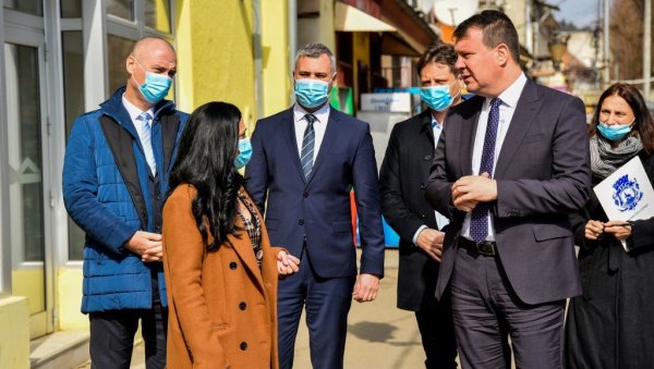 ПОКРАЈИНА УЛОЖИЛА 400 МИЛИОНА: Председник Владе Војводине Игор Мировић у посети Белој Цркви (ФОТО) ПОКРАЈИНА УЛОЖИЛА 400 МИЛИОНА: Председник Владе Војводине Игор Мировић у посети Белој Цркви (ФОТО)