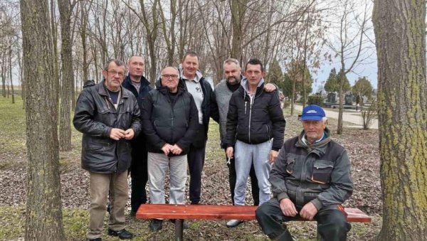 ПОДГРМЕЧЛИЈЕ ПОПРАВИЛЕ КЛУПЕ: Издвојили новац из сопствених средстава - Житиште се уређује (ФОТО) ПОДГРМЕЧЛИЈЕ ПОПРАВИЛЕ КЛУПЕ: Издвојили новац из сопствених средстава - Житиште се уређује (ФОТО)