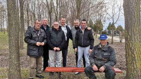 PODGRMEČLIJE POPRAVILE KLUPE: Izdvojili novac iz sopstvenih sredstava - Žitište se uređuje (FOTO) PODGRMEČLIJE POPRAVILE KLUPE: Izdvojili novac iz sopstvenih sredstava - Žitište se uređuje (FOTO)