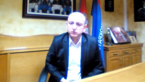 ДОКАЗ О ТОМЕ КО ЈЕ МИЛО: Кнежевић се укључио уживо у јутарњи програм, па проговорио о фотографији о којој бруји Црна Гора (ВИДЕО) ДОКАЗ О ТОМЕ КО ЈЕ МИЛО: Кнежевић се укључио уживо у јутарњи програм, па проговорио о фотографији о којој бруји Црна Гора (ВИДЕО)