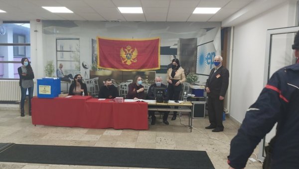 ИНЦИДЕНТ НА ЈОШ ЈЕДНОМ БИРАЧКОМ МЕСТУ: Председник изборне комисије користи мобилни телефон ИНЦИДЕНТ НА ЈОШ ЈЕДНОМ БИРАЧКОМ МЕСТУ: Председник изборне комисије користи мобилни телефон