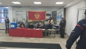 ИНЦИДЕНТ НА ЈОШ ЈЕДНОМ БИРАЧКОМ МЕСТУ: Председник изборне комисије користи мобилни телефон