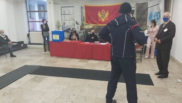 ИНЦИДЕНТИ ОД ПОЧЕТКА: У Центру и Драговој луци не дозвољавају посланицима ДФ-а да уђу у просторије, та два биралишта нису отворена ИНЦИДЕНТИ ОД ПОЧЕТКА: У Центру и Драговој луци не дозвољавају посланицима ДФ-а да уђу у просторије, та два биралишта нису отворена