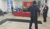 ИНЦИДЕНТИ ОД ПОЧЕТКА: У Центру и Драговој луци не дозвољавају посланицима ДФ-а да уђу у просторије, та два биралишта нису отворена