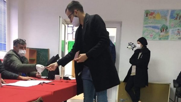 КУПОВАЛИ ЛИЧНЕ КАРТЕ ЗА ДПС: Кривичне пријаве због повреде слободе на опредељење при гласању у Никшићу КУПОВАЛИ ЛИЧНЕ КАРТЕ ЗА ДПС: Кривичне пријаве због повреде слободе на опредељење при гласању у Никшићу