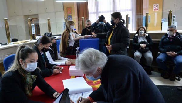 ИЗЛАЗНОСТ ДО 11 ЧАСОВА: Ево колико је људи до сада гласало на изборима у Никшићу ИЗЛАЗНОСТ ДО 11 ЧАСОВА: Ево колико је људи до сада гласало на изборима у Никшићу