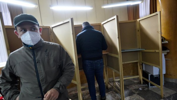 СВЕ НЕПРАВИЛНОСТИ НА ИЗБОРИМА У НИКШИЋУ: Чланови и председник бирачких одбора користили мобилне телефоне, бирачи говорили за кога су гласали СВЕ НЕПРАВИЛНОСТИ НА ИЗБОРИМА У НИКШИЋУ: Чланови и председник бирачких одбора користили мобилне телефоне, бирачи говорили за кога су гласали