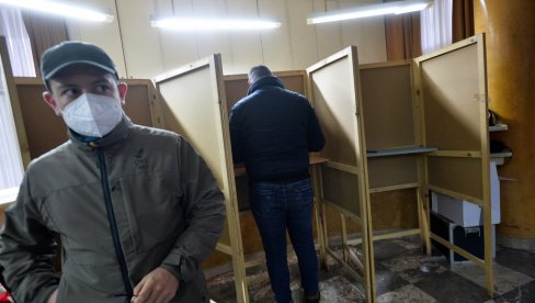 СВЕ НЕПРАВИЛНОСТИ НА ИЗБОРИМА У НИКШИЋУ: Чланови и председник бирачких одбора користили мобилне телефоне, бирачи говорили за кога су гласали СВЕ НЕПРАВИЛНОСТИ НА ИЗБОРИМА У НИКШИЋУ: Чланови и председник бирачких одбора користили мобилне телефоне, бирачи говорили за кога су гласали