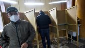 СВЕ НЕПРАВИЛНОСТИ НА ИЗБОРИМА У НИКШИЋУ: Чланови и председник бирачких одбора користили мобилне телефоне, бирачи говорили за кога су гласали