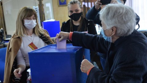 ИЗЛАЗНОСТ ДО 9 ЧАСОВА: Ево колико је људи до сада гласало на изборима у Никшићу ИЗЛАЗНОСТ ДО 9 ЧАСОВА: Ево колико је људи до сада гласало на изборима у Никшићу