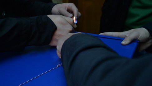 ИНТЕРВЕНИСАЛА ПОЛИЦИЈА: Свађа на бирачком месту 34 - низ инцидената у Нишкићу се наставља ИНТЕРВЕНИСАЛА ПОЛИЦИЈА: Свађа на бирачком месту 34 - низ инцидената у Нишкићу се наставља