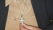 СМЕТА ИМ ПРАВОСЛАВНИ КРСТ: Избио инцидент на бирачком месту у Никшићу (ФОТО) СМЕТА ИМ ПРАВОСЛАВНИ КРСТ: Избио инцидент на бирачком месту у Никшићу (ФОТО)