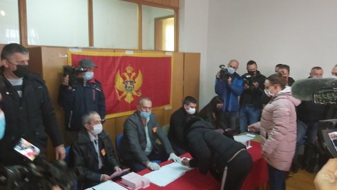 ИЗЛАЗНОСТ ДО 13 ЧАСОВА: Ево колико је људи до сада гласало на изборима у Никшићу ИЗЛАЗНОСТ ДО 13 ЧАСОВА: Ево колико је људи до сада гласало на изборима у Никшићу