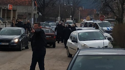 ПОЛИЦИЈА ПРИВЕЛА ПРИСТАЛИЦЕ ДПС: Правили хаос на гласачком месту, малтретирали чланове комисије ПОЛИЦИЈА ПРИВЕЛА ПРИСТАЛИЦЕ ДПС: Правили хаос на гласачком месту, малтретирали чланове комисије