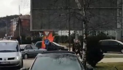 МИЛОВЕ ПРИСТАЛИЦЕ СВЕ НЕРВОЗНИЈЕ: Колоне аутомобила ДПС-оваца провоцирају испред штаба коалиције За будућност Никшића (ВИДЕО) МИЛОВЕ ПРИСТАЛИЦЕ СВЕ НЕРВОЗНИЈЕ: Колоне аутомобила ДПС-оваца провоцирају испред штаба коалиције За будућност Никшића (ВИДЕО)