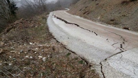 ВИШЕ РУПА НЕГО АСФАЛТА: Саобраћајнице око Фоче према Црној Гори у катастрофалном стању због пуцања коловоза и честих одрона ВИШЕ РУПА НЕГО АСФАЛТА: Саобраћајнице око Фоче према Црној Гори у катастрофалном стању због пуцања коловоза и честих одрона