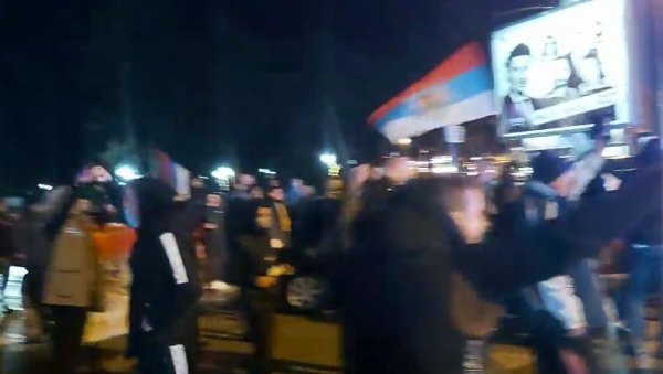 НИКШИЋ СЛАВИ! Грађани изашли на улице - почела бакљада у част победе! (ВИДЕО) НИКШИЋ СЛАВИ! Грађани изашли на улице - почела бакљада у част победе! (ВИДЕО)