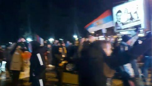 НИКШИЋ СЛАВИ! Грађани изашли на улице - почела бакљада у част победе! (ВИДЕО) НИКШИЋ СЛАВИ! Грађани изашли на улице - почела бакљада у част победе! (ВИДЕО)