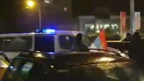 МИЛОВА ПОЛИЦИЈА РАСТЕРУЈЕ ЉУДЕ СА СРПСКИМ ТРОБОЈКАМА: Велика нервоза међу припадницима ДПС-а у Никшићу (ВИДЕО) МИЛОВА ПОЛИЦИЈА РАСТЕРУЈЕ ЉУДЕ СА СРПСКИМ ТРОБОЈКАМА: Велика нервоза међу припадницима ДПС-а у Никшићу (ВИДЕО)