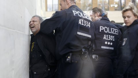 НА ЛИСТИЋУ МНОГО БЕСА: У две немачке покрајине локални избори одржани у сенци протеста незадовољних грађана НА ЛИСТИЋУ МНОГО БЕСА: У две немачке покрајине локални избори одржани у сенци протеста незадовољних грађана