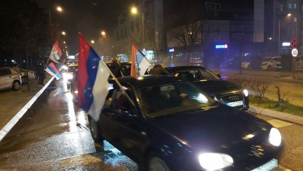 НАПАДНУТИ АКТИВИСТИ КОАЛИЦИЈЕ ЗА БУДУЋНОСТ НИКШИЋА: ДПС-овци прво шаком па каменом ударили Крулановића! НАПАДНУТИ АКТИВИСТИ КОАЛИЦИЈЕ ЗА БУДУЋНОСТ НИКШИЋА: ДПС-овци прво шаком па каменом ударили Крулановића!
